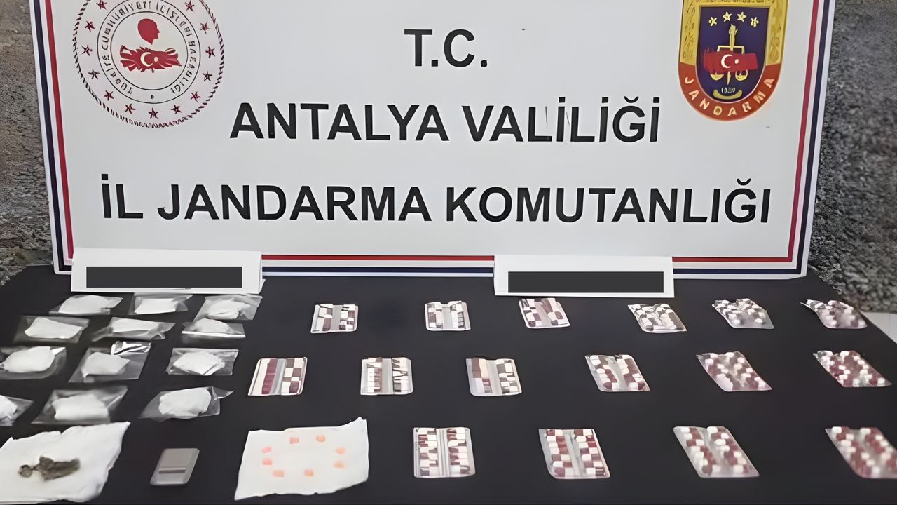 Alanya'da Otel Odasına Jandarma Baskını: 350 Gram Esr*R Ve 53 Lyrıc* Ele Geçirildi